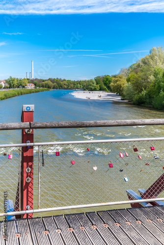 Thalkirchner Brücke in München mit zahlreichen Liebesschlössern 