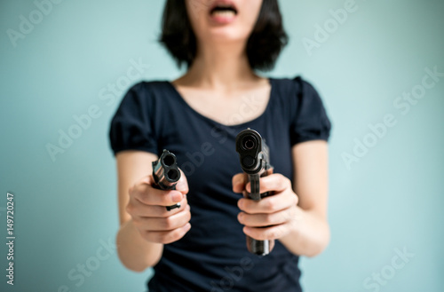 銃を向ける女性