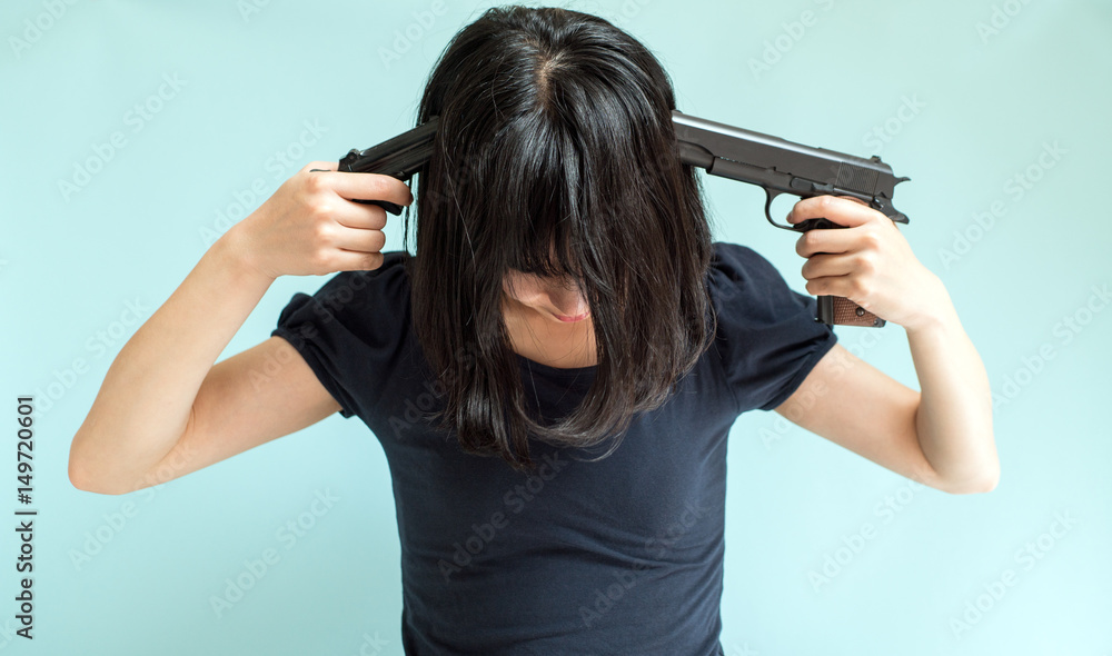 銃を自分に向ける女性 Stock 写真 Adobe Stock 銃を自分に向ける女性 Stock 写真 Adobe Stock
