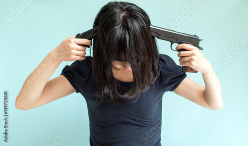 銃を自分に向ける女性 Stock 写真 Adobe Stock 銃を自分に向ける女性 Stock 写真 Adobe Stock