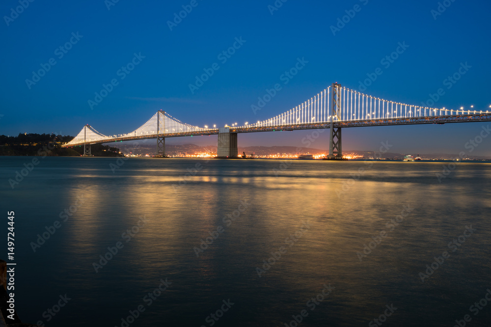 Obraz premium San Francisco Bay bridge illuminated at night