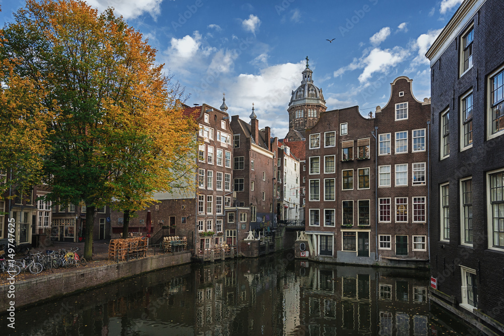 Fototapeta premium The canal houses along the junction of the canals Oudezijds Voorburgwal and Oudezijds Achterburgwal