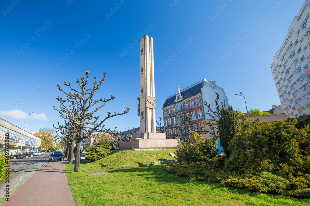 Szczecin / widok na plac Żołnierza Polskiego oraz na zabytkowy komunistyczny pomnik - obrazy, fototapety, plakaty 