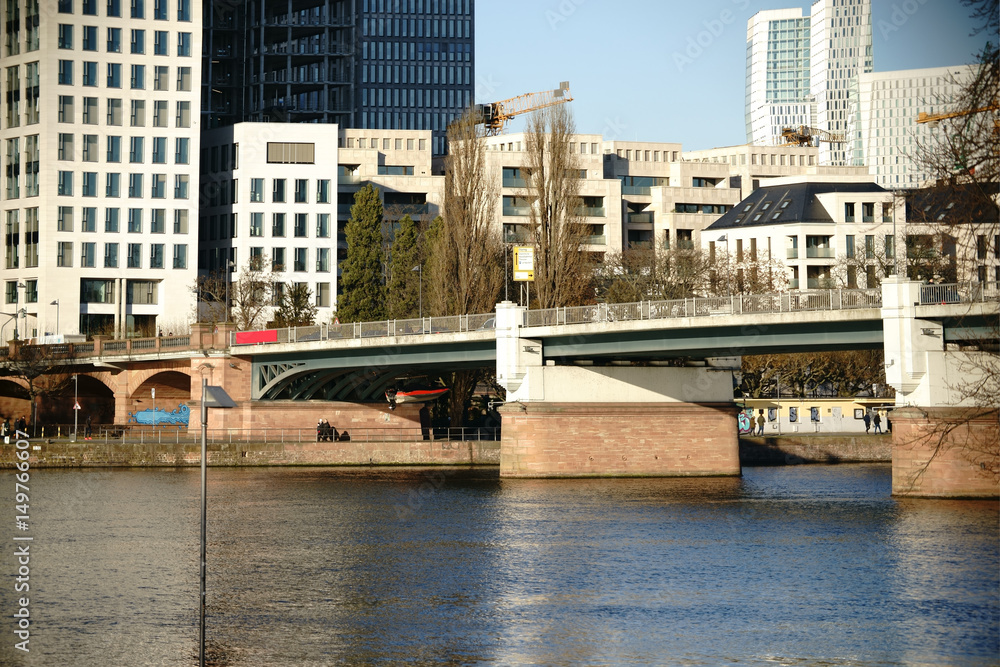 Finanzdistrikt Frankfurt  / Hochhäuser, Bürogebäude und Wohnhäuser in der Innenstadt von Frankfurt hinter der Untermainbrücke.