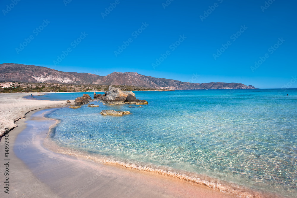 Wakacje na Krecie w Grecji. Idealna plaża Elafonisi z krystaliczną wodą. - obrazy, fototapety, plakaty 