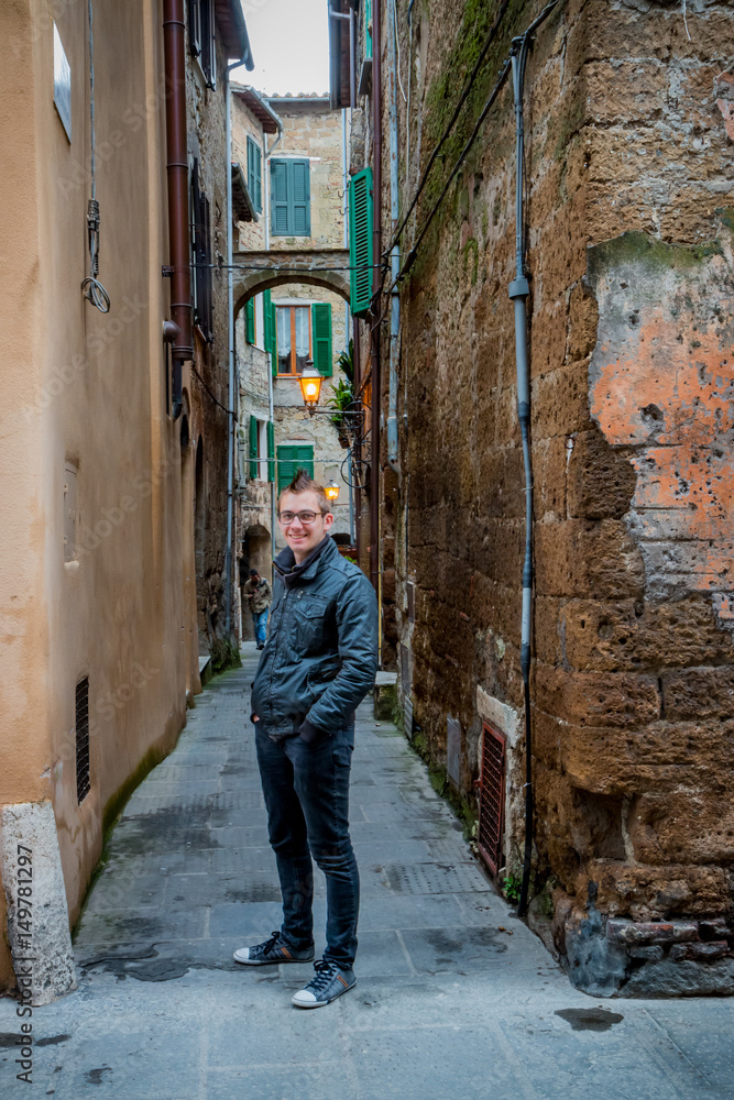 Jeune homme dans les rues de Pitigliano en Toscane