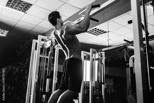 Canvas Print Strong Bodybuilder Doing Exercise For Back in Gym