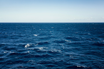 Fotobehang Oceaan golven Weidse oceaan onder open hemel  © Mariusz Blach