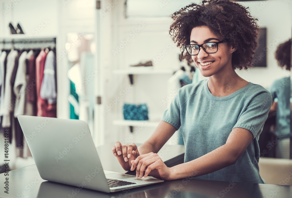 Afro American sales assistant