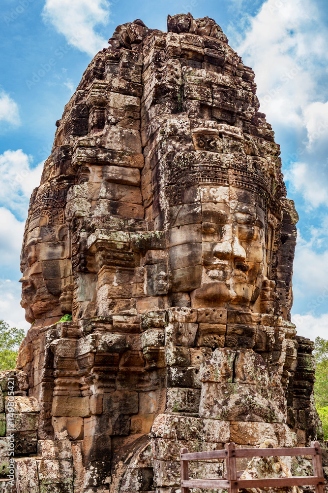 Obraz premium Stone faces of the famous Bayon temple in Angkor Thom complex, Siem Reap, Cambodia.
