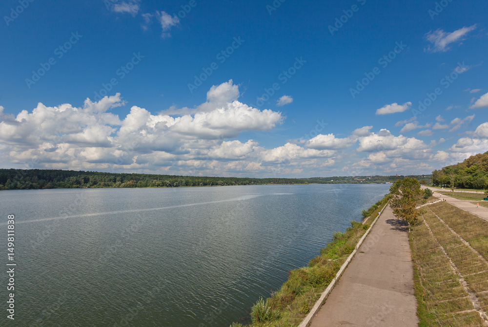Яченское водохранилище в городе Калуга. Лето, красивые облака, берег. Россия