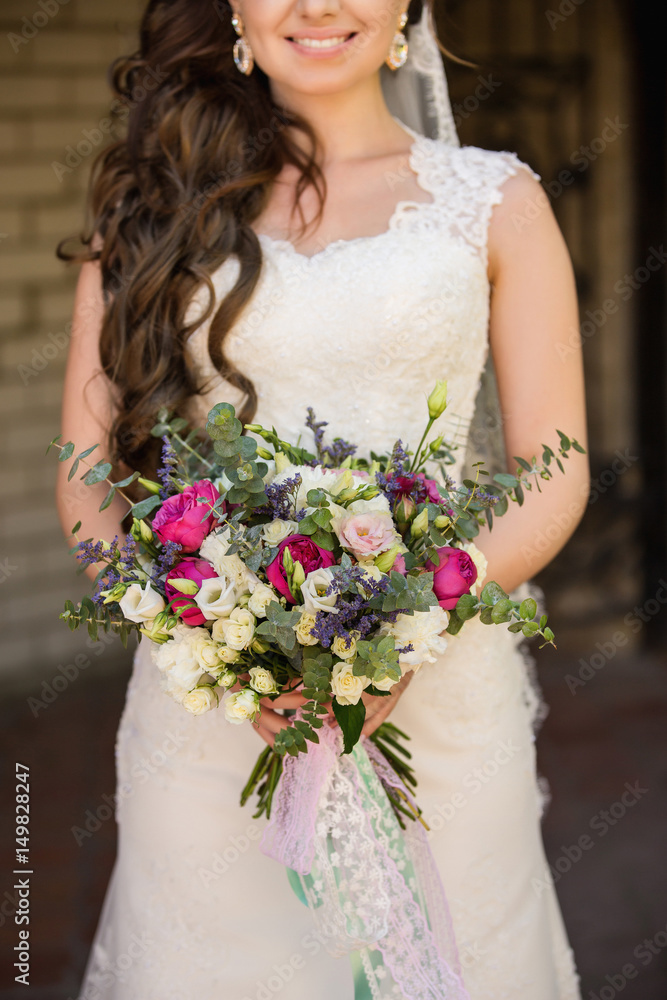 Φωτογραφία Beautiful smiling bride holding wedding bouquet of fresh flowers