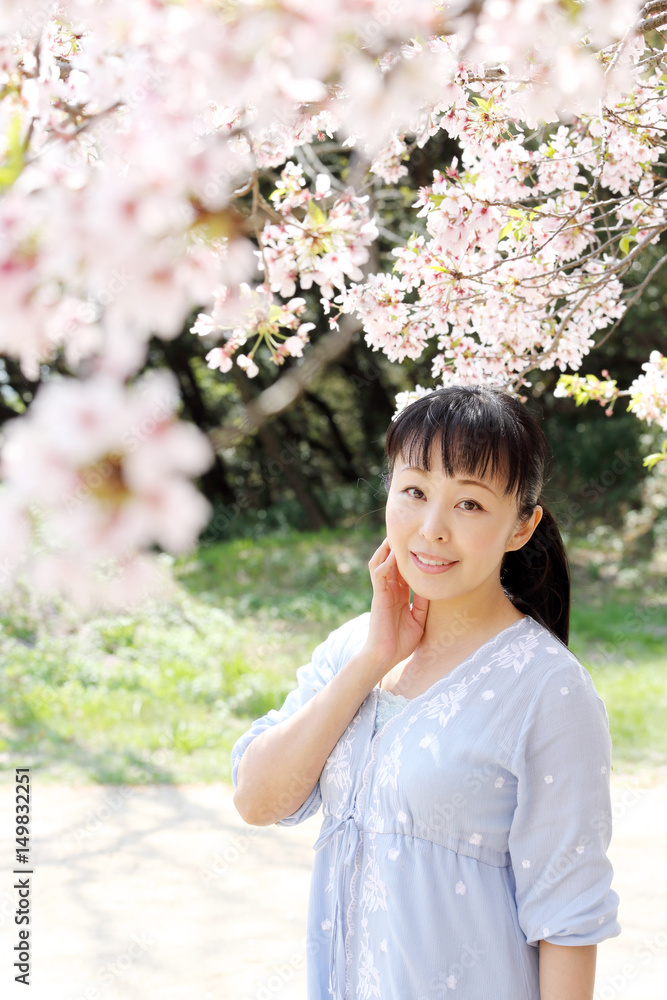 女性と桜