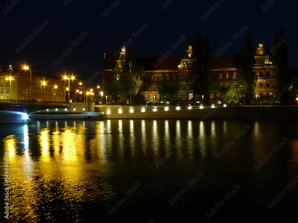 Muzeum Narodowe we Wrocławiu. Piękny budynek we Wrocławiu w nocy, Polska