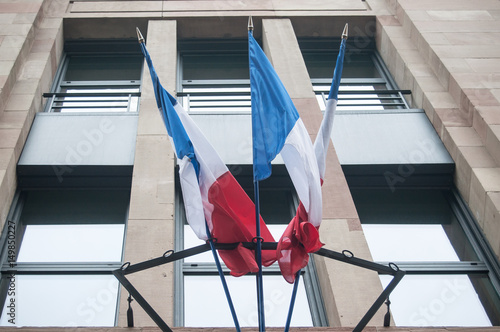 drapeaux français devant une mairie photo