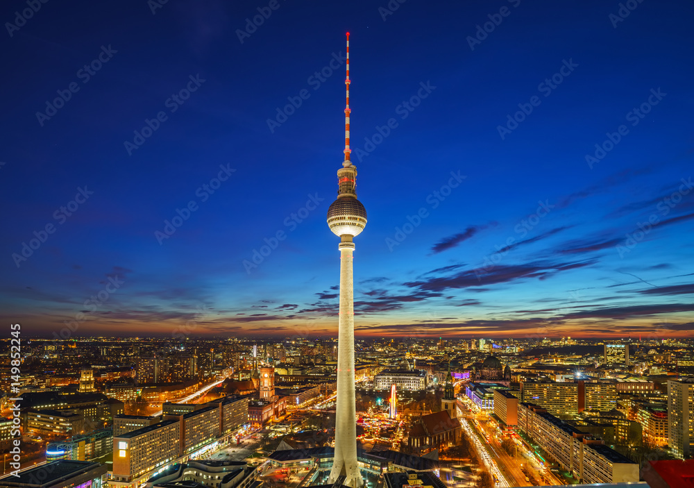 Naklejka premium Widok z lotu ptaka na Alexanderplatz przy nocą, Berlin, Niemcy