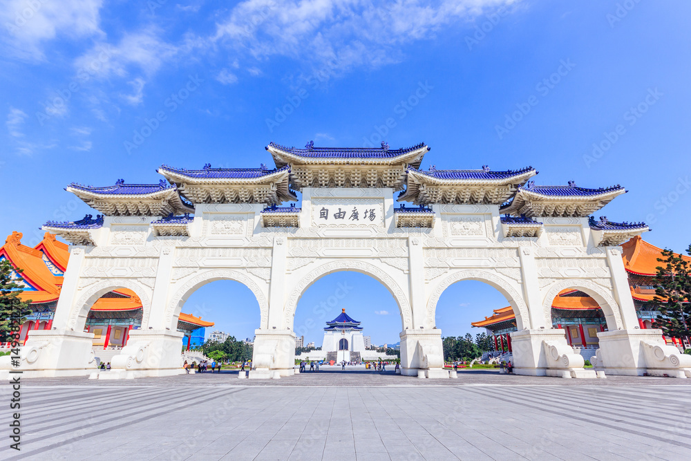 Naklejka premium Archway of Chiang Kai Shek Memorial Hall, Tapiei, Tajwan. Znaczenie chińskiego tekstu na bramie to „Plac Wolności”.