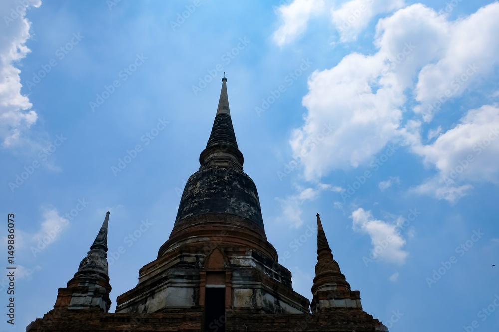 Naklejka premium Ancient pagoda or ancient pagoda with white cloud and blue sky background