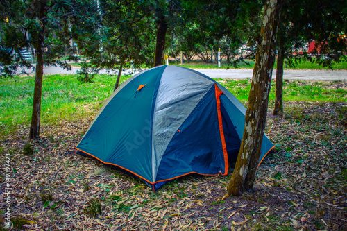 Tent mounted in the middle of the trees. © Samuel