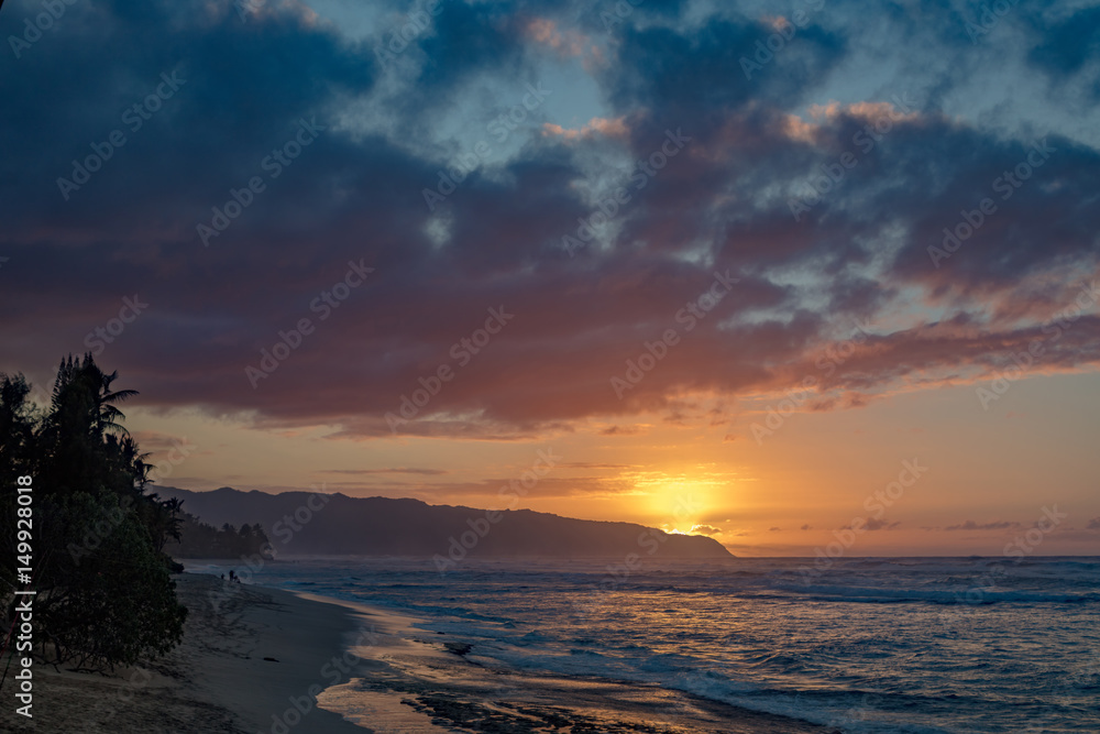 Obraz premium Beautiful sunset time on hawaiian beach with ocean view seascape