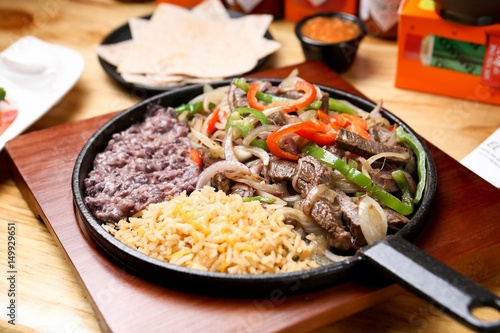 fajitas. This food is mexican style food. 파지타스