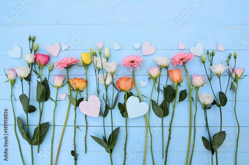 Fototapeta Naklejka Na Ścianę i Meble -  Blumen und Herzen zum Geburtstag, Muttertag oder Hochzeit - Grußkarte Blumenstrauß auf Holz