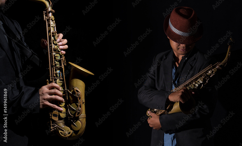 Naklejka premium A saxophone player in a dark background