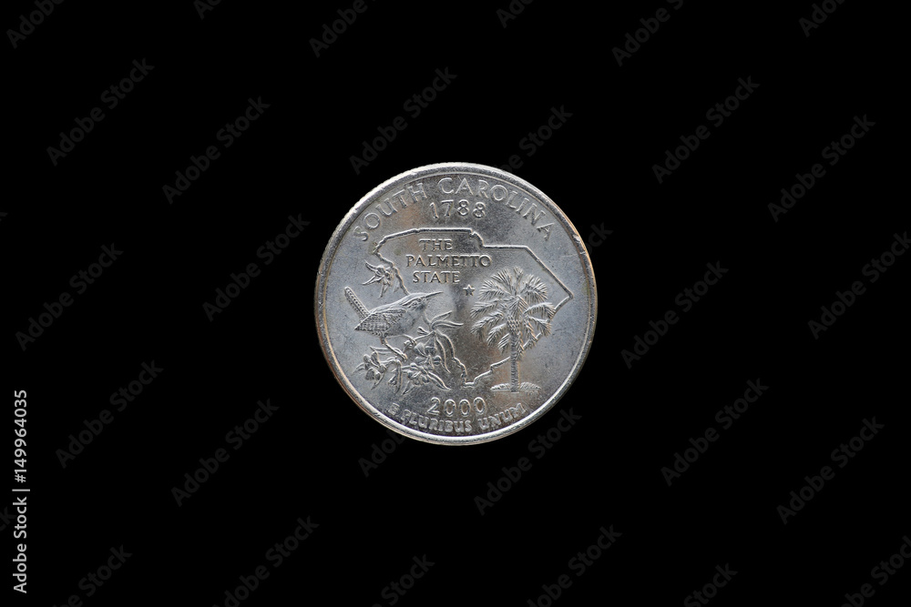 Đồng Đô La Hoa Kỳ 25 xu là một trong những loại tiền phổ biến và giá trị nhất định. Xem hình ảnh đồng đô la này trên nền đen và cô lập để thấy rõ độ sáng của nó.