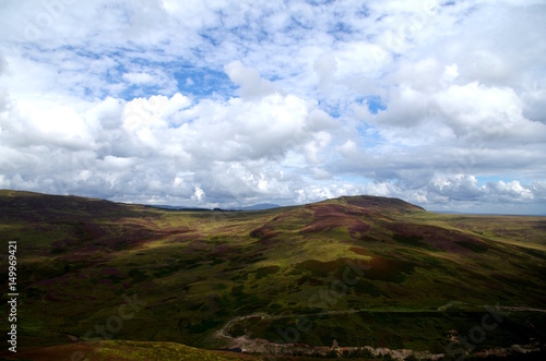 Einzigartige Wolkenformationen in der schottischen Wildnis