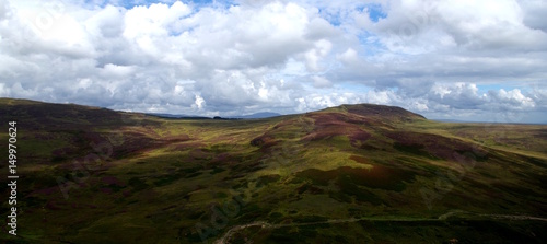 Einzigartige Wolkenformationen in der schottischen Wildnis
