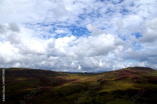 Einzigartige Wolkenformationen in der schottischen Wildnis