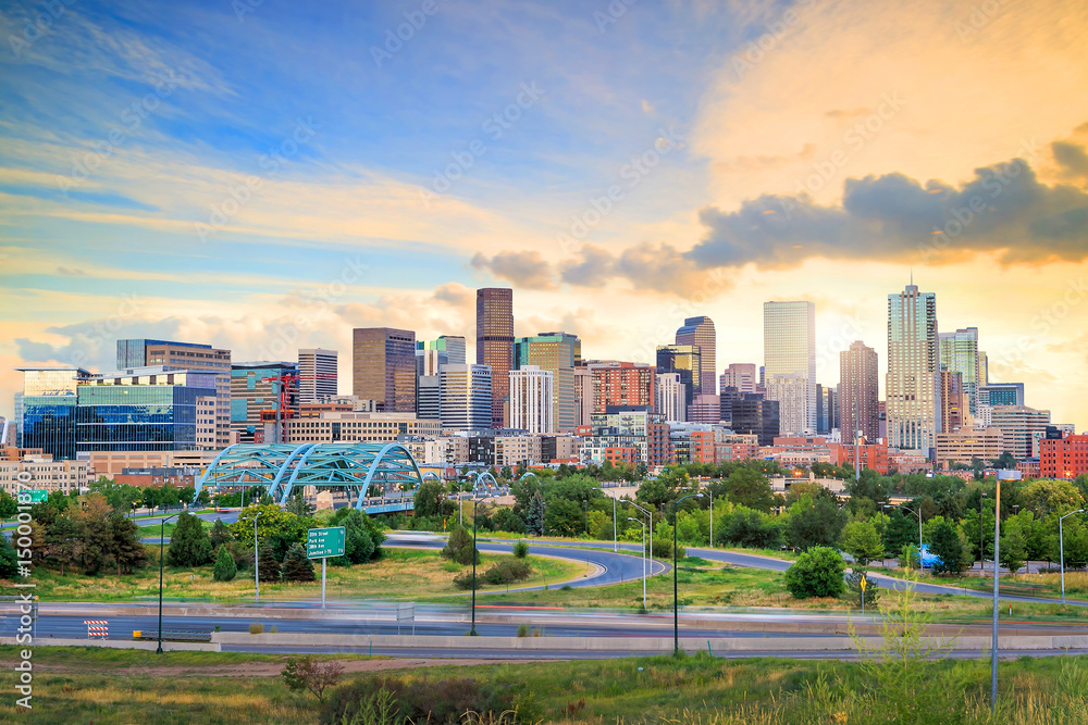 Obraz premium Panorama of Denver skyline at twilight.