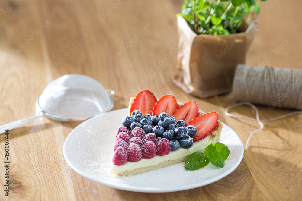 Tart with strawberries and raspberries Tart with strawberries and raspberries