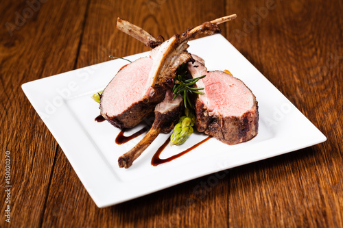 Foto Baked lamb loin, served with asparagus.