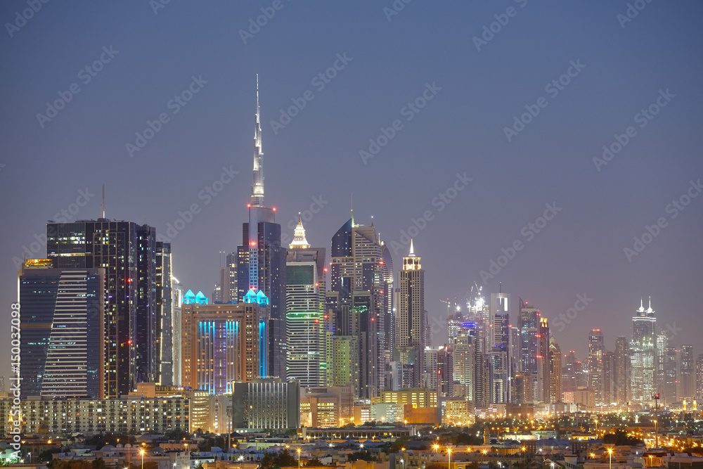 Obraz premium Dubai skyline at night, United Arab Emirates