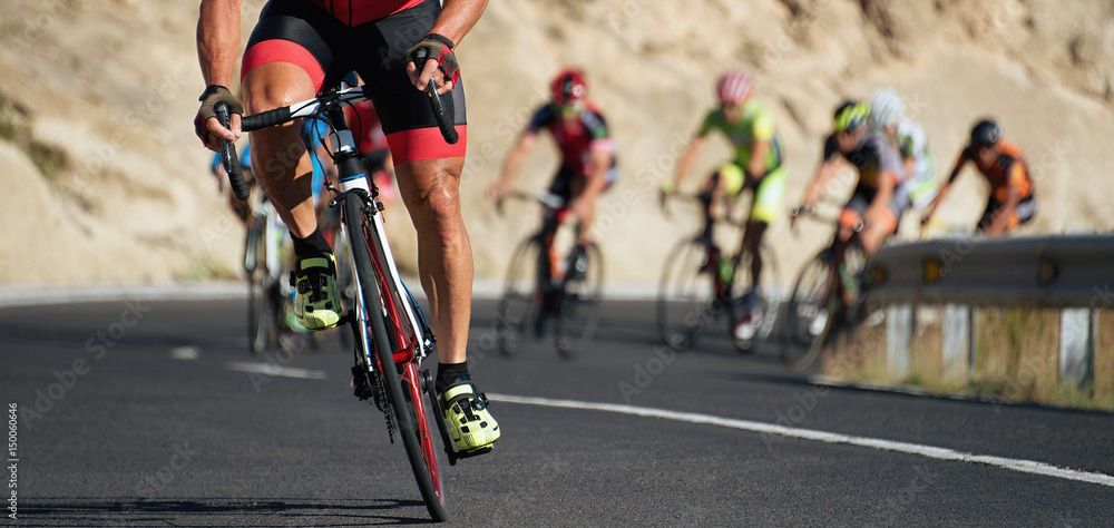 Fototapeta Zawody rowerowe, kolarze sportowcy jeżdżący wyścig z dużą prędkością