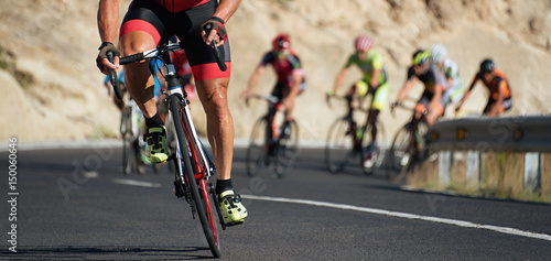 Fototapeta Zawody rowerowe, kolarze sportowcy jeżdżący wyścig z dużą prędkością