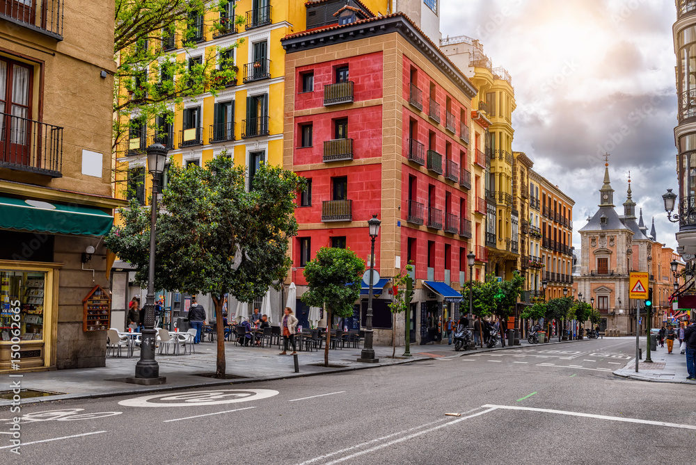 Naklejka premium Calle Mayor w Madrycie, Hiszpania. Calle Mayor to jedna z głównych ulic Madrytu