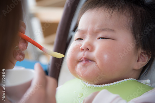 嫌いなものを食べる赤ちゃん Stock Photo Adobe Stock