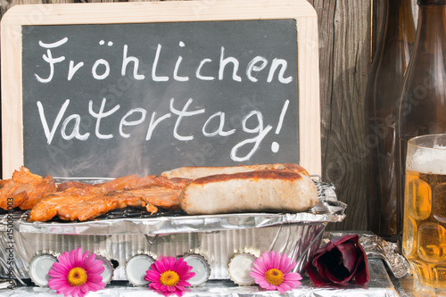 Tafel mit Text "Fröhlichen Vatertag " Bier-Bratwurst und Fleisch vom Grill