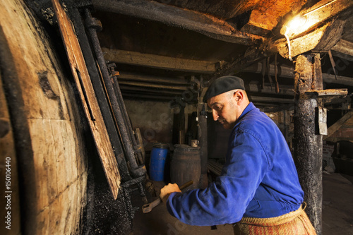 Foto tanner  in antique  tannery