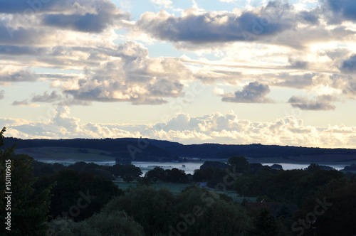 schöne Wolken Stimmung und aufsteigender Nebel, Putbus OT Vilmnitz auf Rügen, Blick Jagdschloss Grantiz © textag