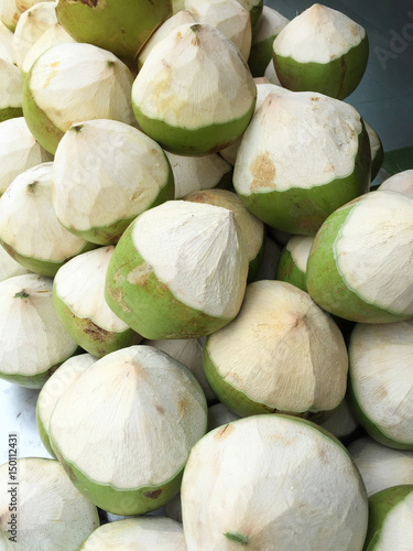 Obraz na płótnie Pile of coconuts in the market w salonie