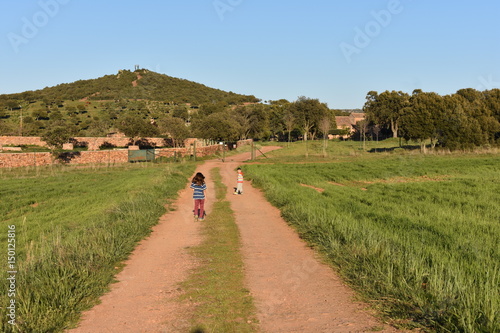 Los niños corren