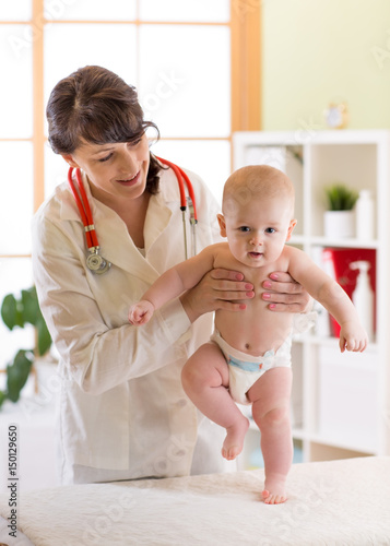 Quadro em tela Pediatrician examining cute baby boy