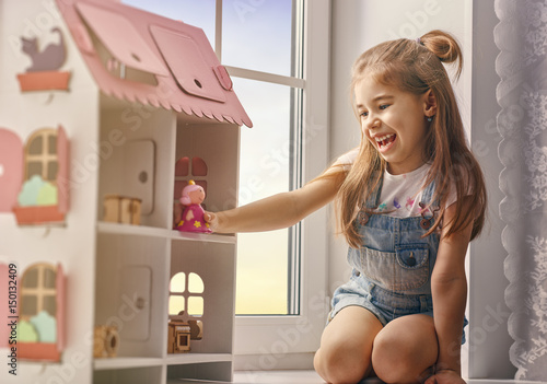 Tableau sur toile girl plays with doll house