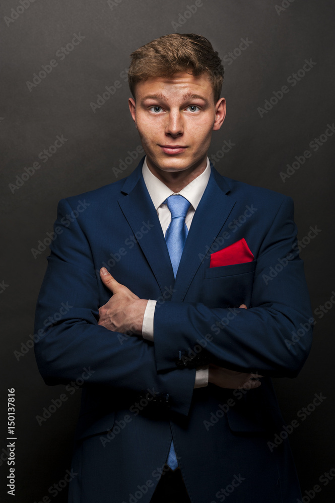 Buisness man in suit over dark background Buisness man in suit over dark background