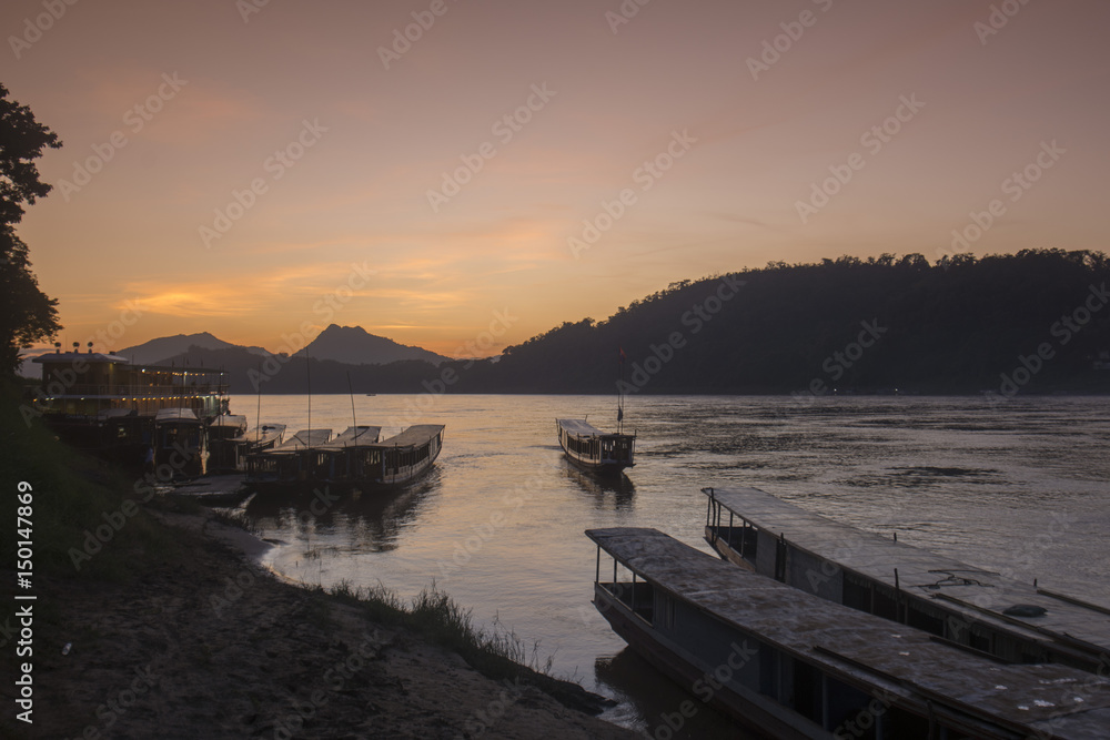 Fototapeta premium LAOS LUANG PRABANG MEKONG RIVER