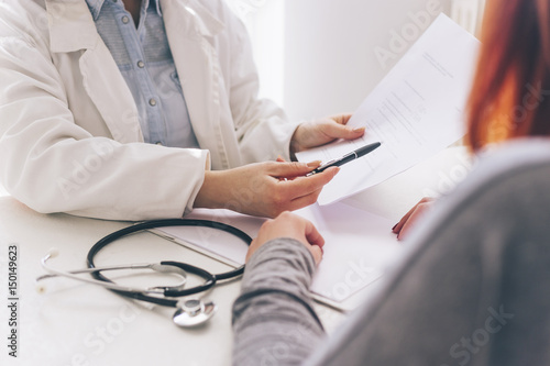 Εκτύπωση καμβά Doctor and patient are discussing about diagnosis, hands at the table