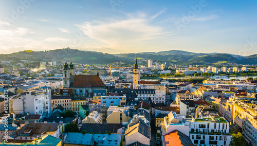 Obraz na plátně Aerial view of the Austrian city Linz including the old Cathedral, schlossmusem and the postlingberg basilica
